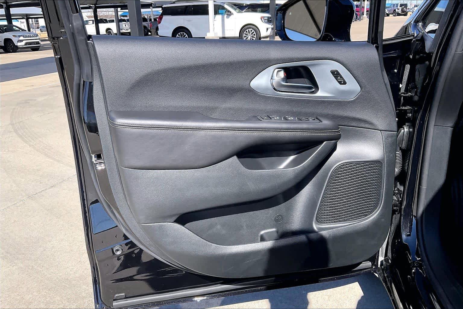 New 2026 Chrysler Pacifica Limited w/ S Appearance Package FWD image 10