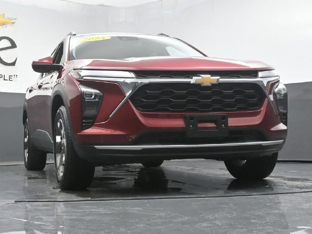 Used 2025 Chevrolet Trax LT FWD image 3