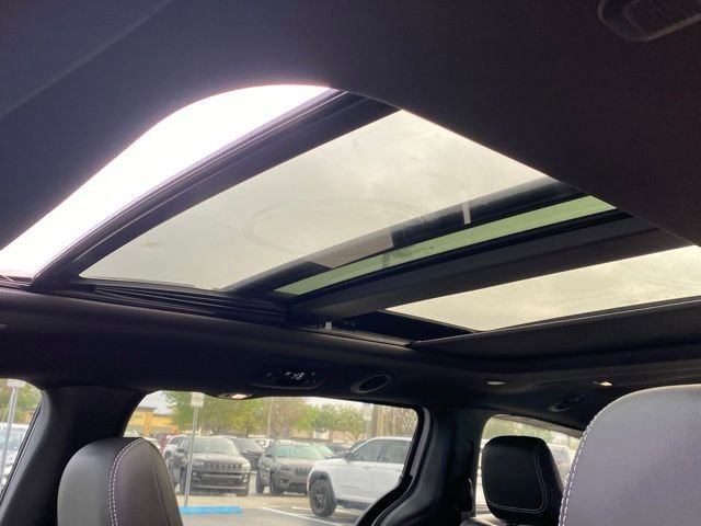 Used 2025 Chrysler Pacifica Premium image 24