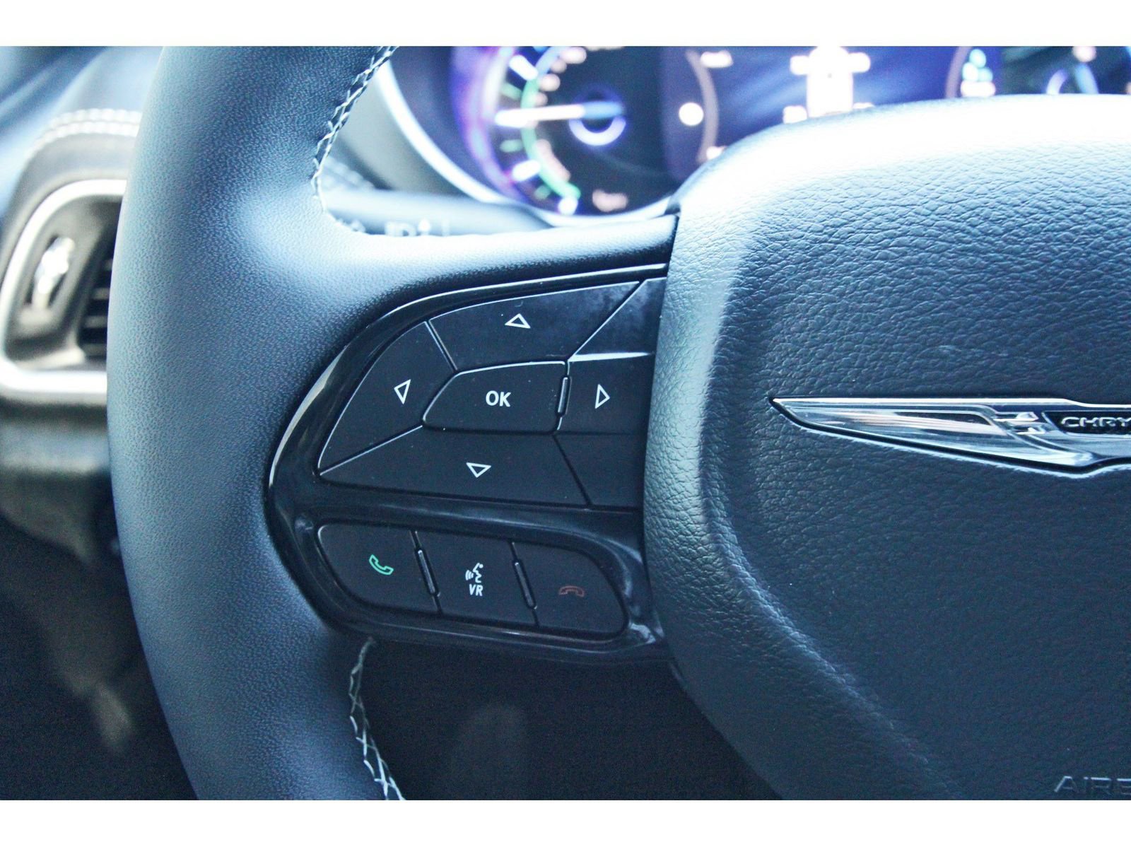 Used 2024 Chrysler Pacifica Premium image 24