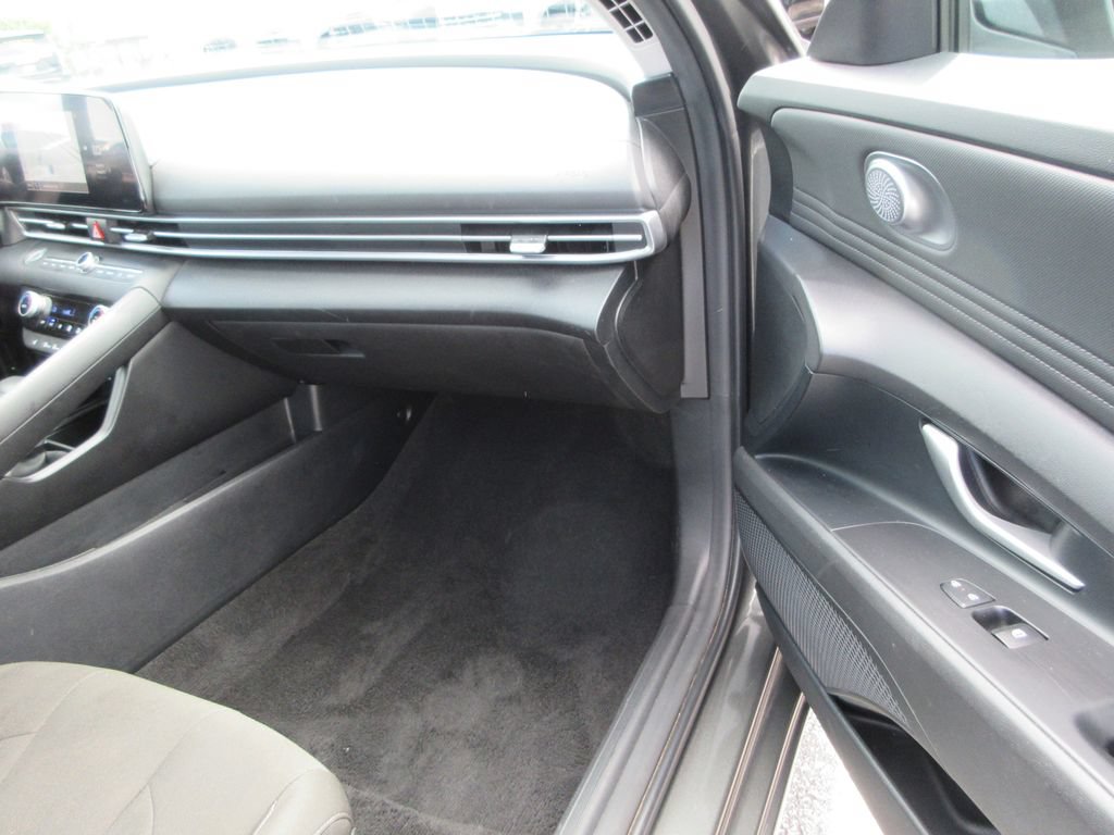 Used 2025 Hyundai Elantra SEL FWD image 17