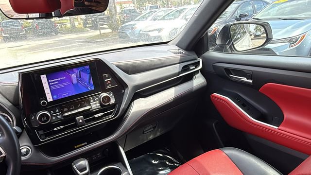 Used 2023 Toyota Highlander XSE FWD image 16