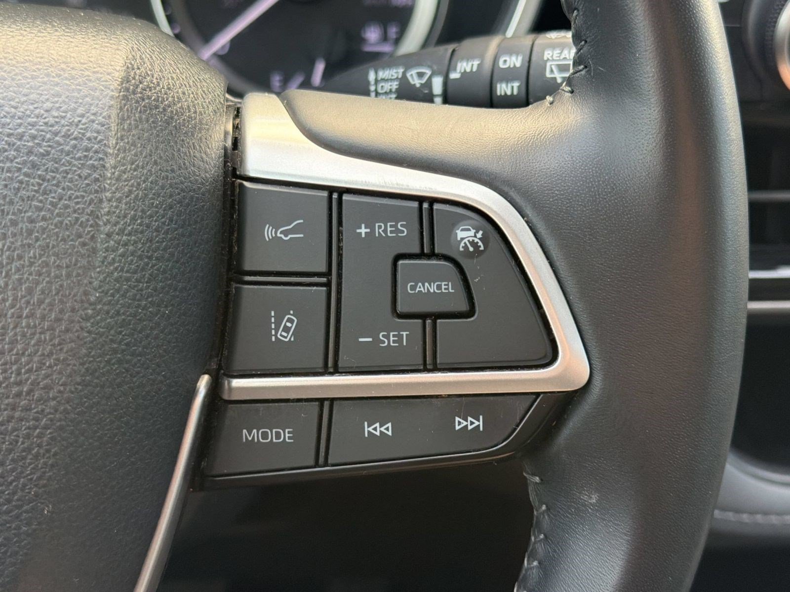 Used 2023 Toyota Highlander XLE FWD image 17