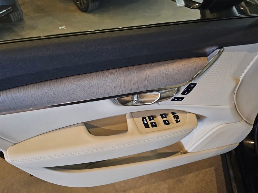 Certified 2025 Volvo V90 B6 Cross Country Plus AWD/4WD image 18