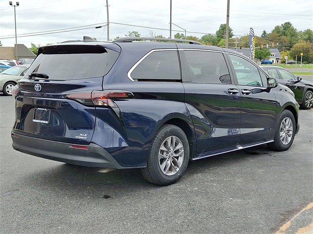 Used 2024 Toyota Sienna XLE image 6
