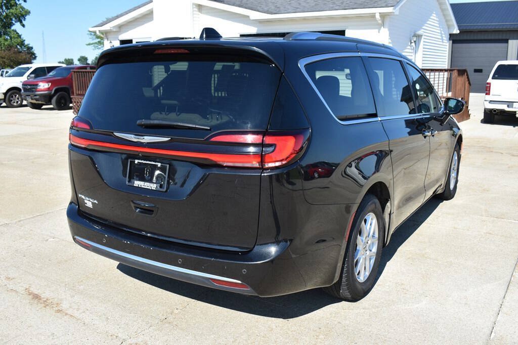Used 2021 Chrysler Pacifica Touring-L FWD image 3