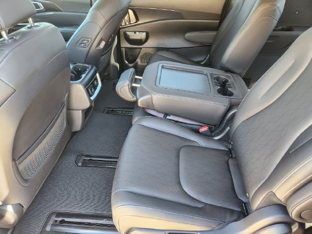 Certified 2026 Kia Carnival SX w/ SX Dark Edition Package FWD image 31