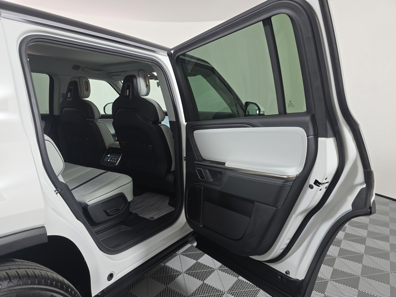 Used 2024 Rivian R1S Adventure AWD/4WD image 19