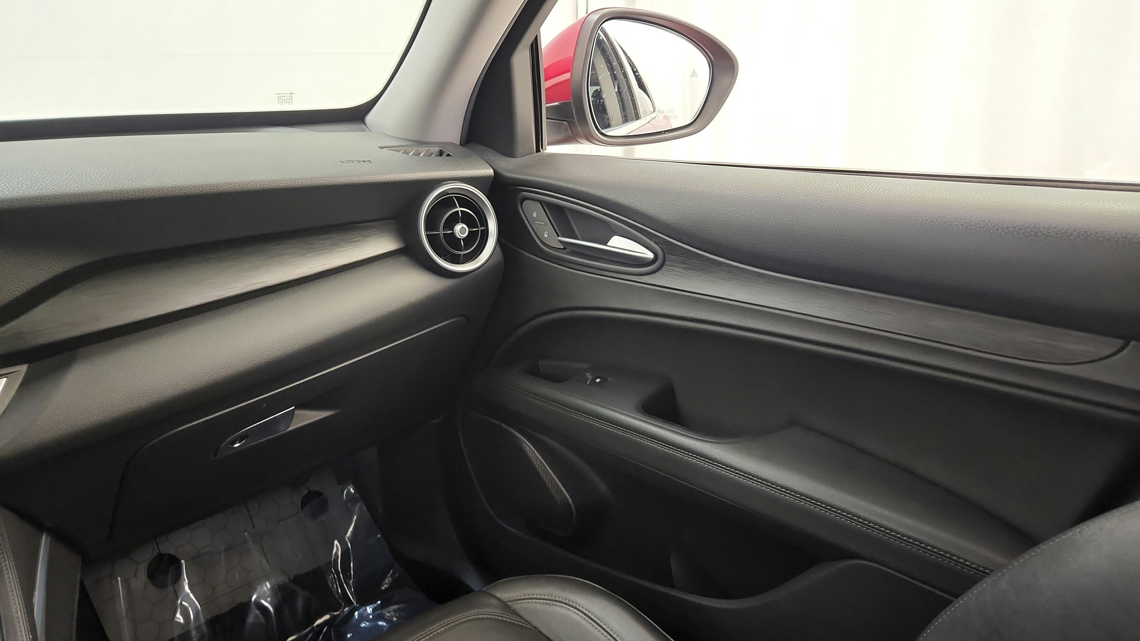 Used 2018 Alfa Romeo Stelvio AWD image 23