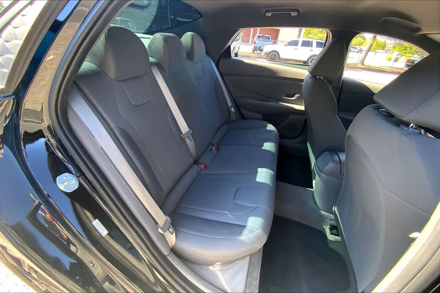 Used 2024 Hyundai Elantra SE FWD image 18