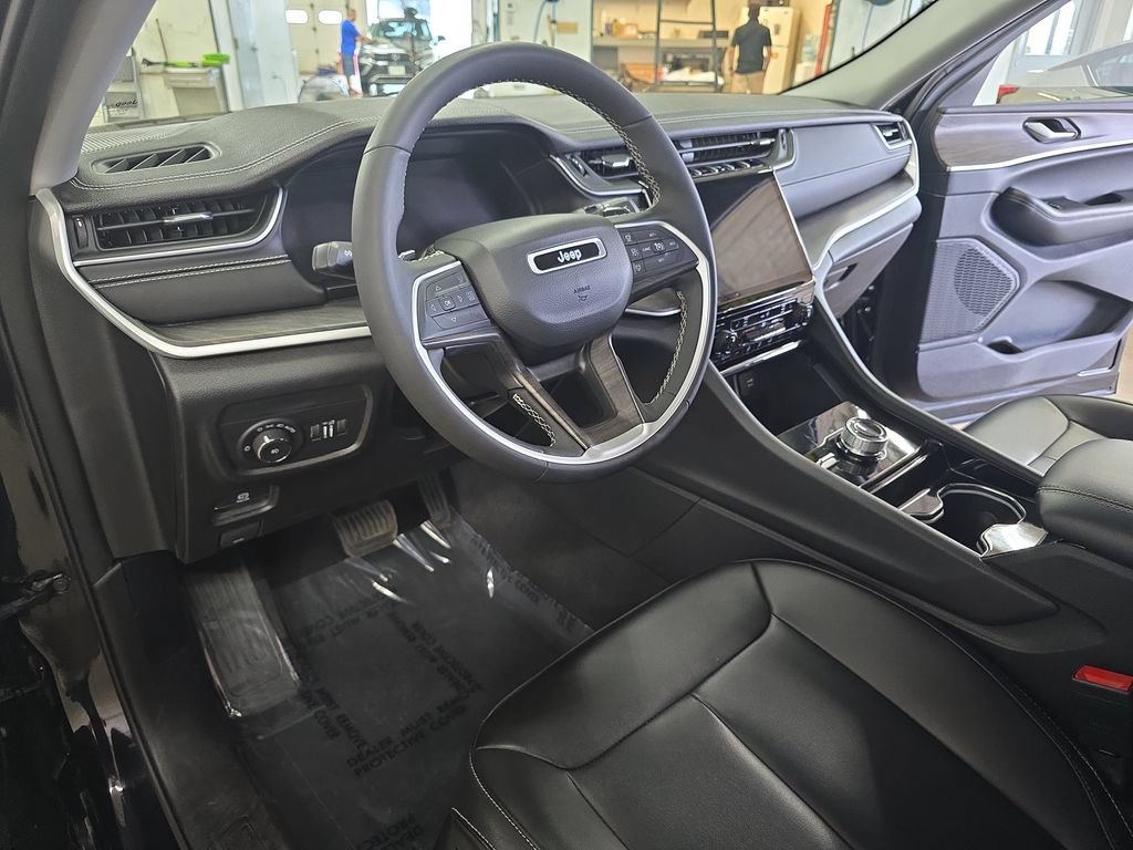 Used 2023 Jeep Grand Cherokee L Limited AWD/4WD image 17