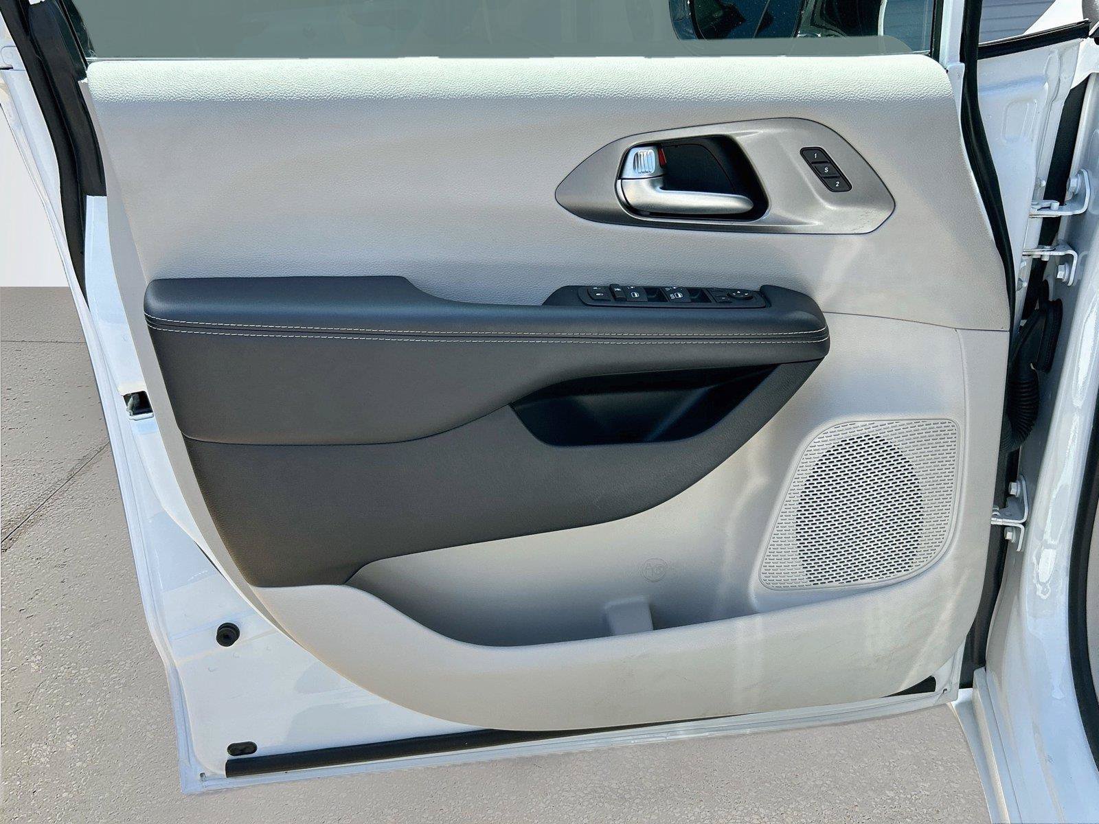 Used 2024 Chrysler Pacifica Touring-L FWD image 24