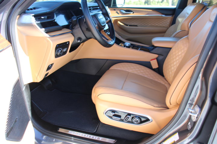 Used 2023 Jeep Grand Cherokee Summit AWD/4WD image 12