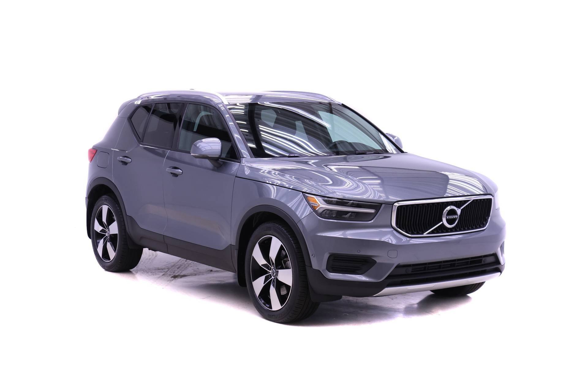 Used 2019 Volvo XC40 T5 Momentum image 3