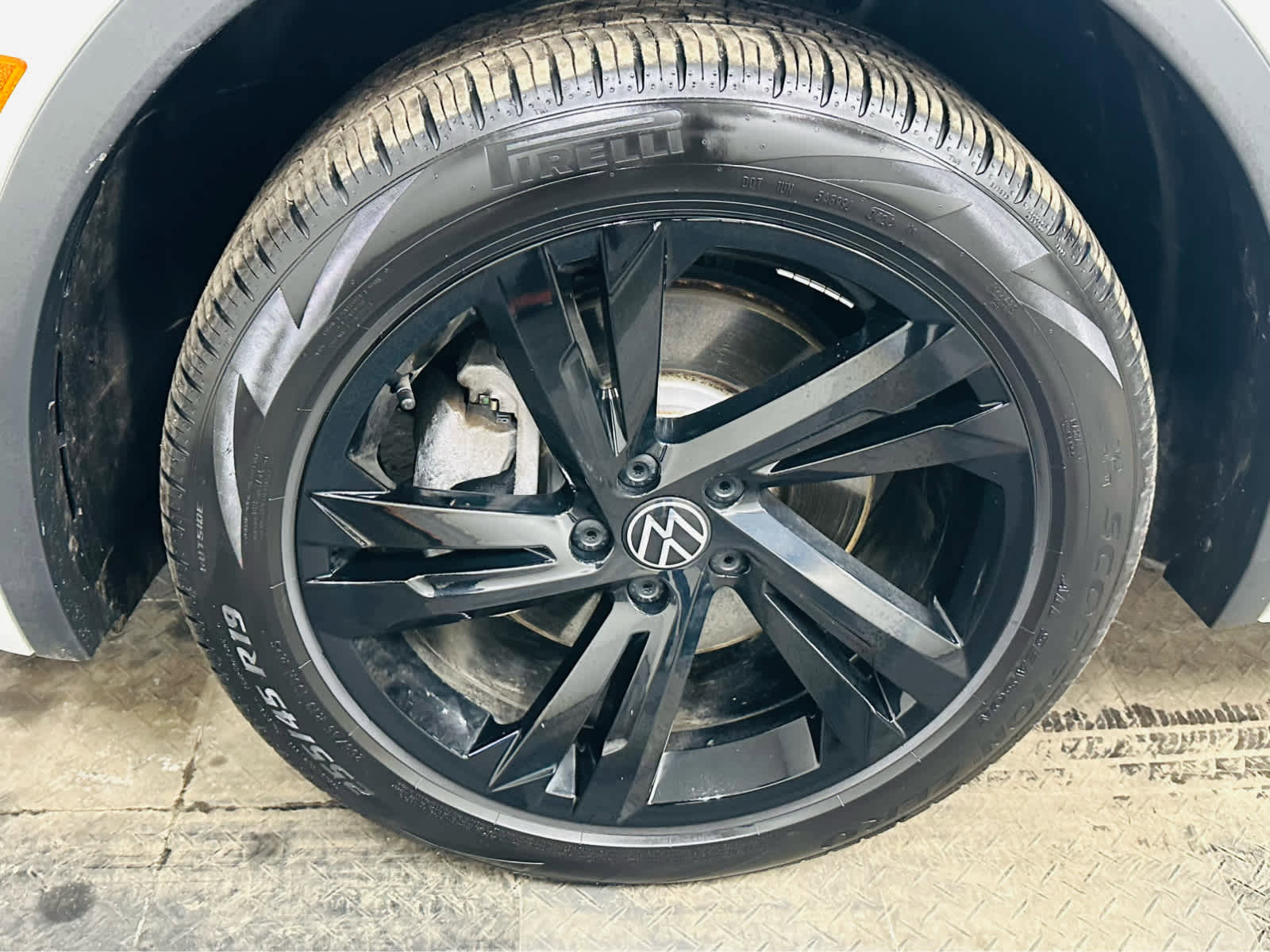 Certified 2024 Volkswagen Tiguan SE R-Line image 30