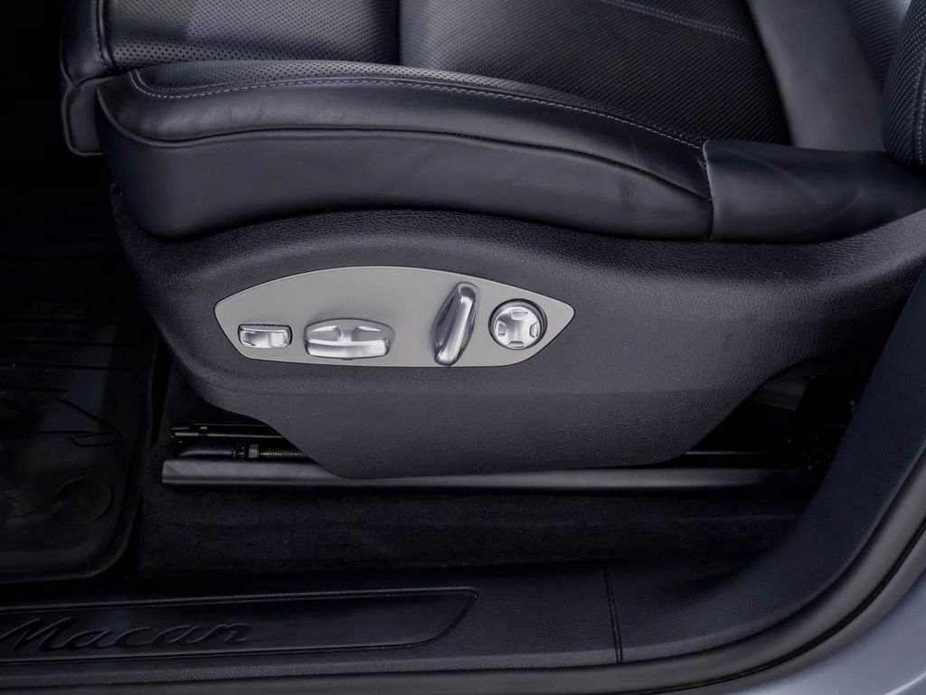 Certified 2025 Porsche Macan AWD/4WD image 11