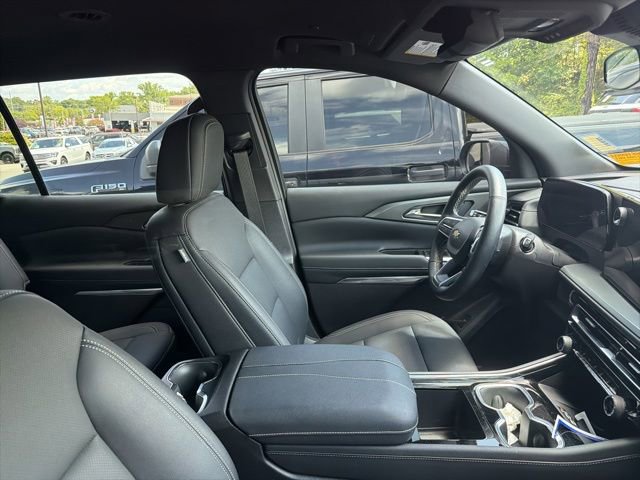 Used 2025 Chevrolet Traverse LT FWD image 13