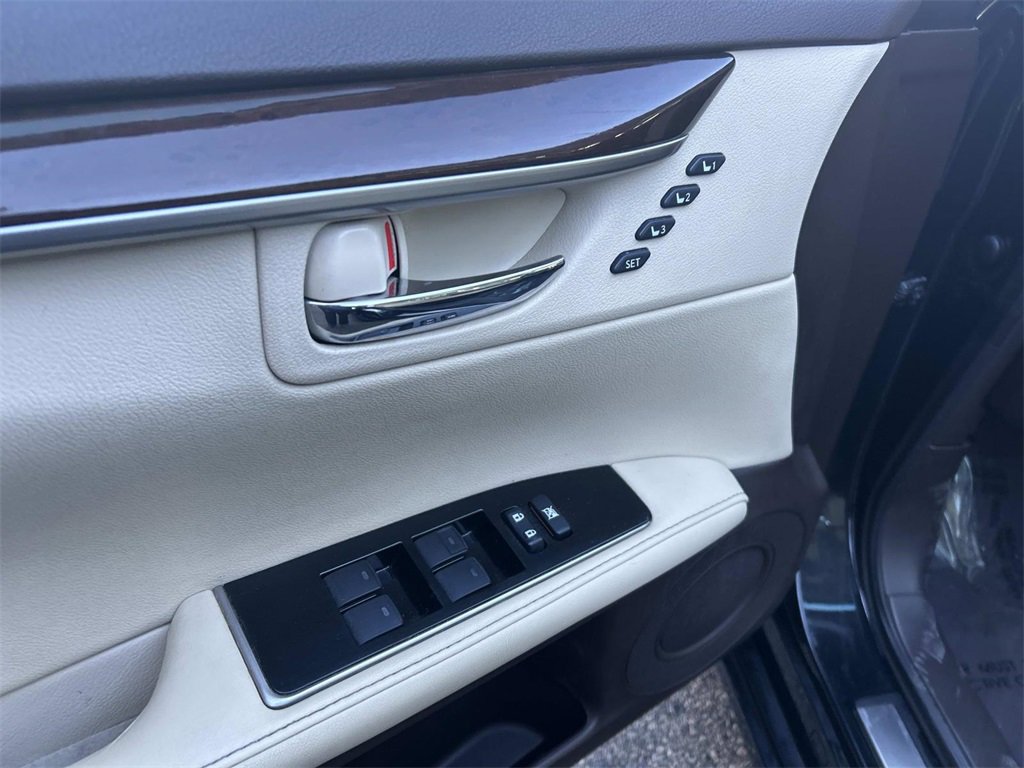 Used 2017 Lexus ES 350 w/ Navigation System Package image 19