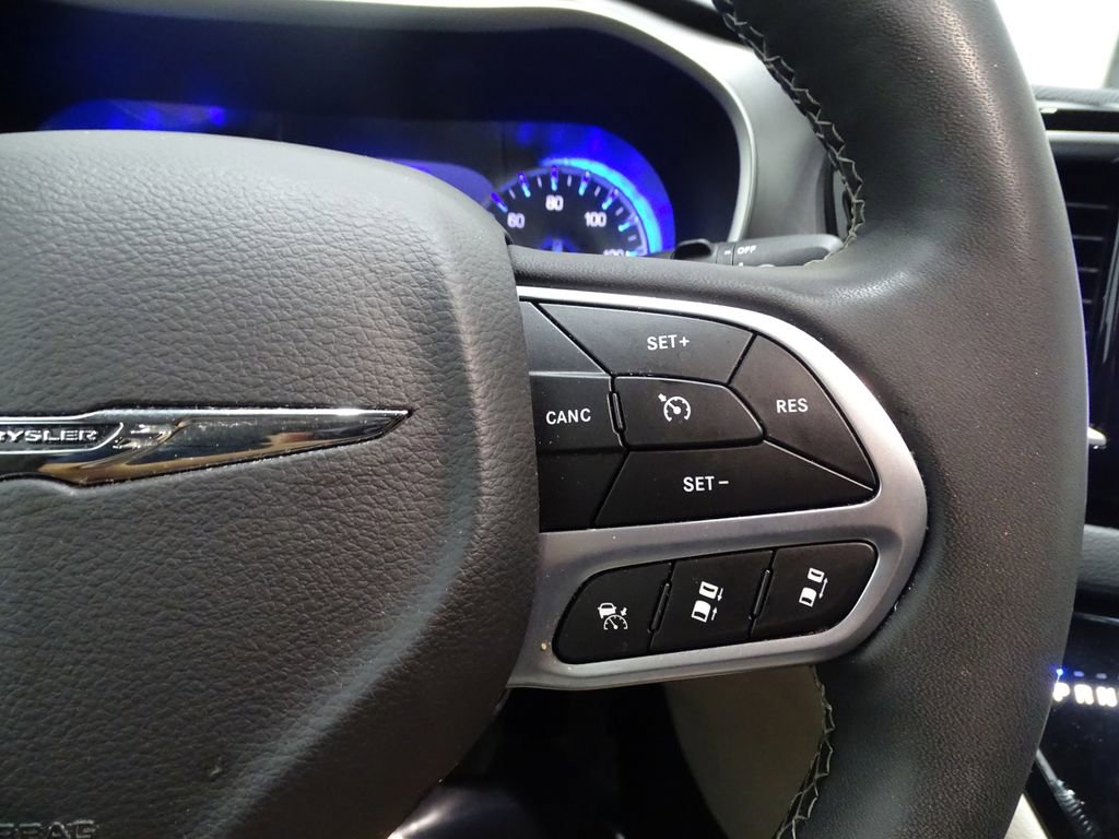 Used 2023 Chrysler Pacifica Touring-L image 27