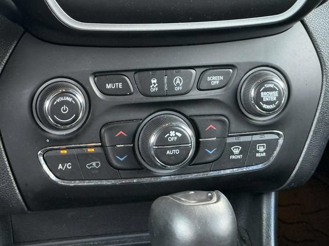 Used 2021 Jeep Cherokee Latitude Lux w/ Sun & Sound Group AWD/4WD image 16