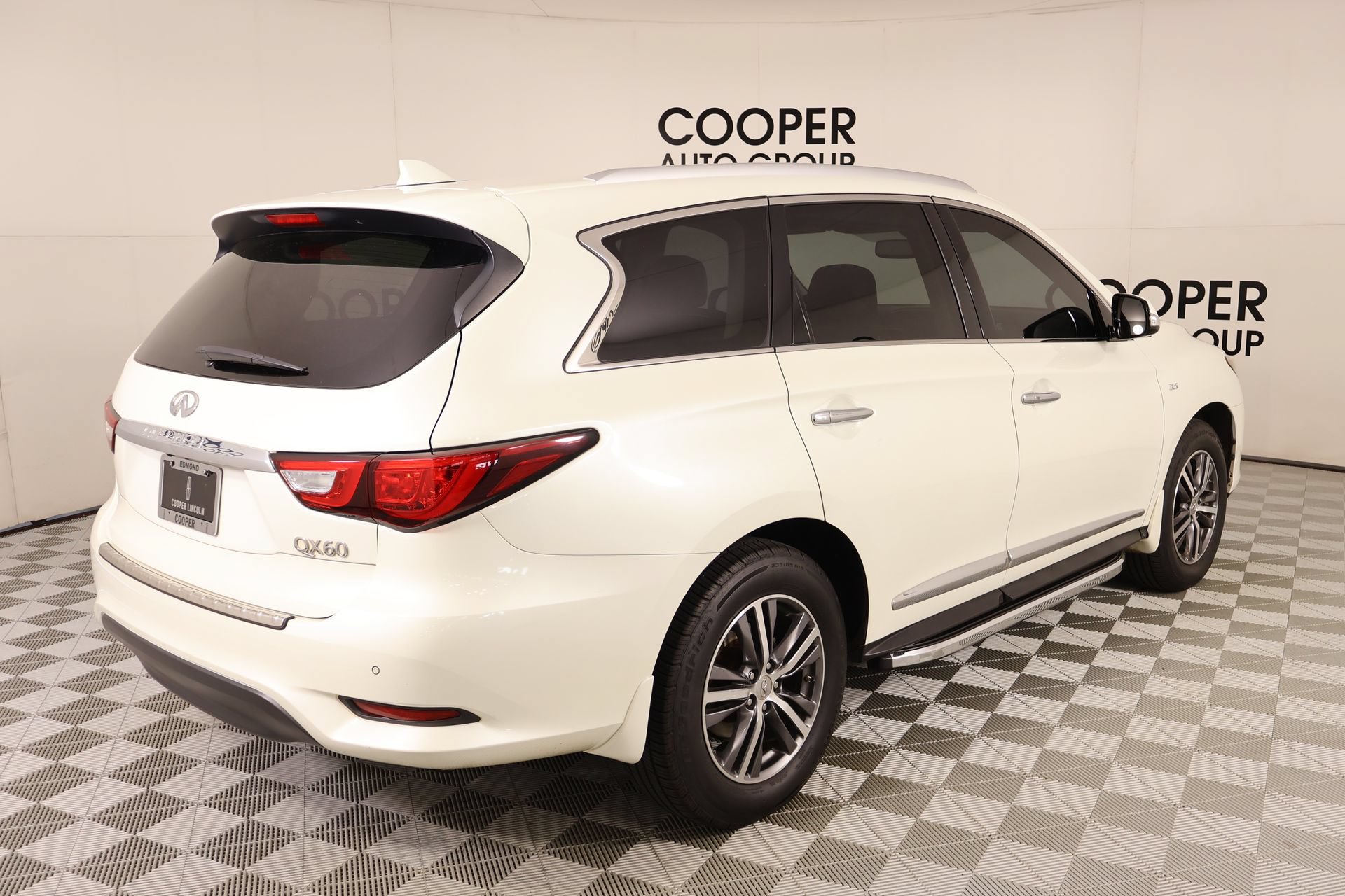 Used 2017 INFINITI QX60 Luxe w/ Premium Plus Package AWD/4WD image 23
