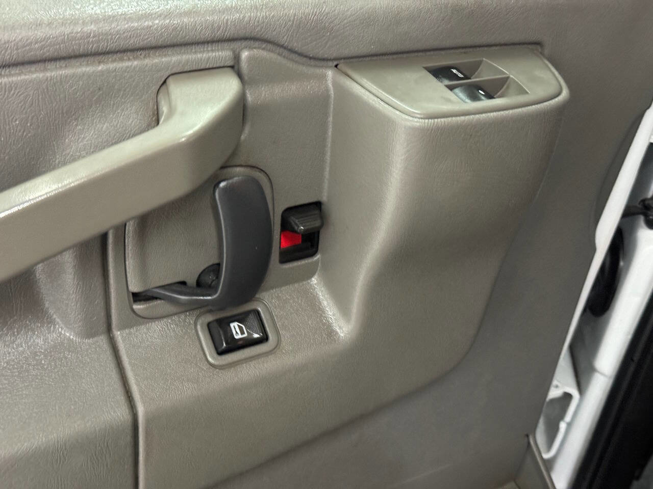 Used 2017 GMC Savana 2500 image 73