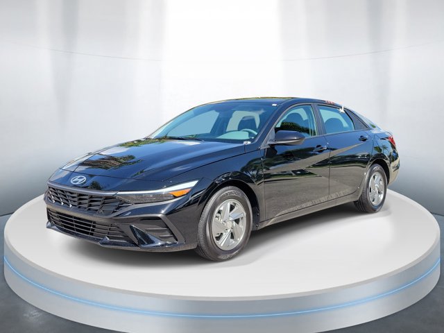 Certified 2026 Hyundai Elantra SE w/ Cargo Package FWD image 2