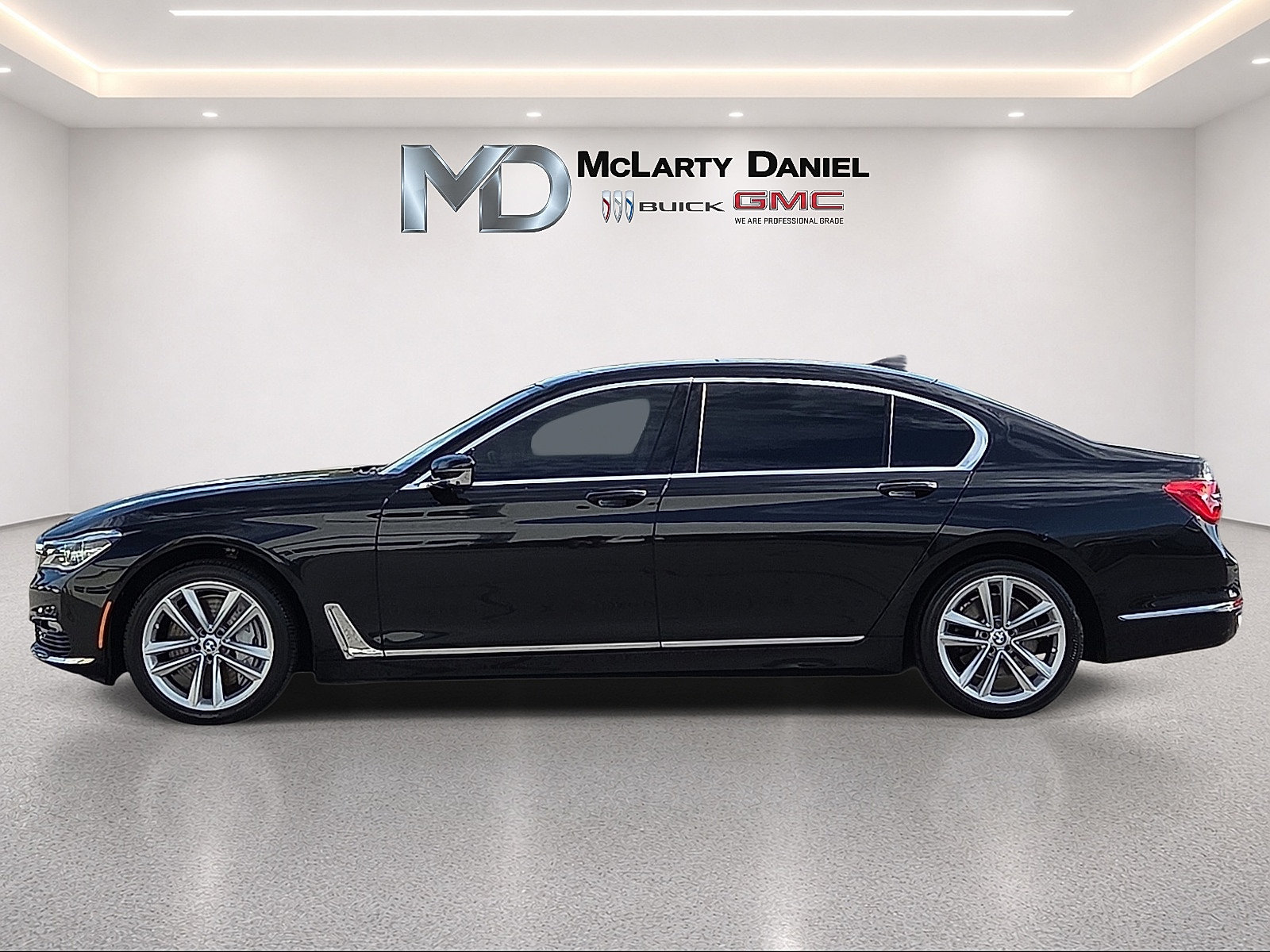 Used 2017 BMW 750i xDrive AWD/4WD image 2