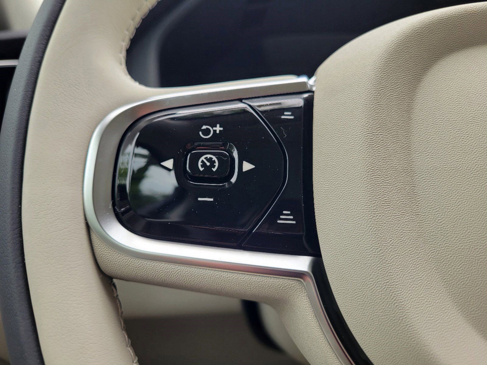 New 2024 Volvo XC60 B5 Ultimate w/ Protection Package Premier AWD/4WD image 18