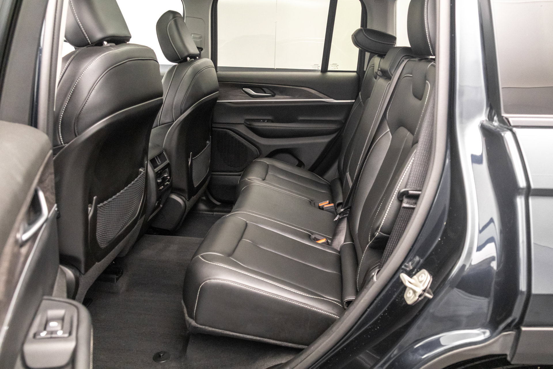 Used 2023 Jeep Grand Cherokee Limited AWD/4WD image 31
