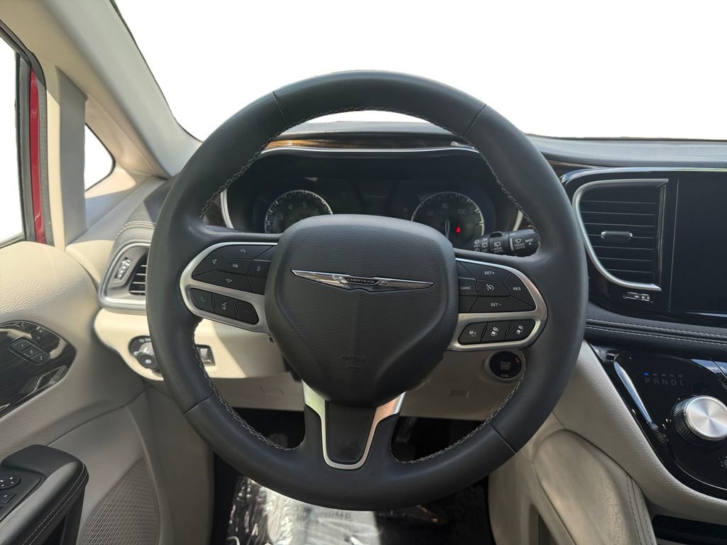 Used 2023 Chrysler Pacifica Limited image 12