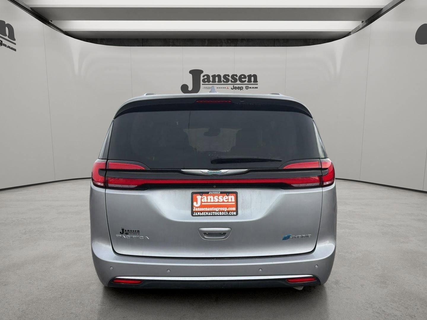 Used 2021 Chrysler Pacifica Touring-L FWD image 3