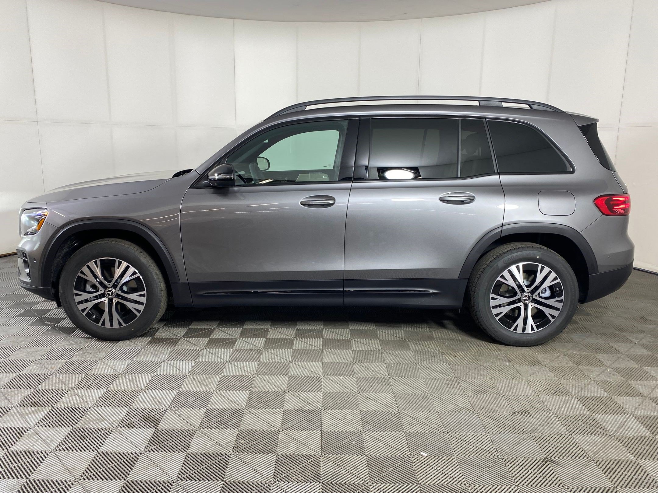 Used 2026 Mercedes-Benz GLB 250 4MATIC image 2