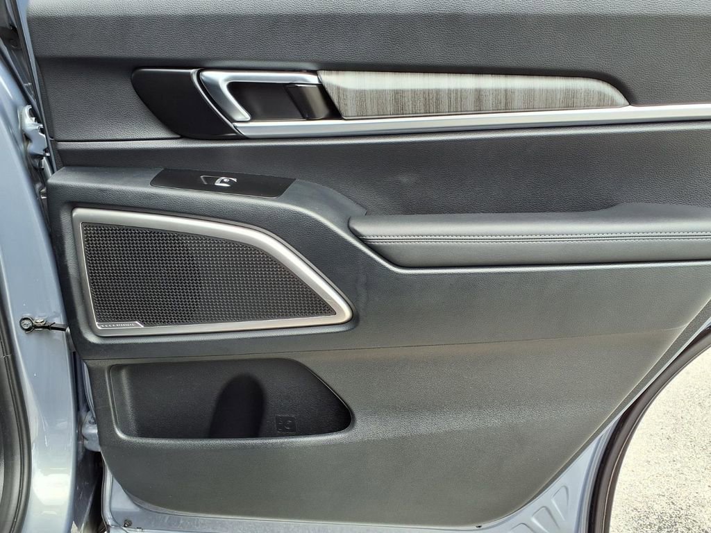 Used 2024 Kia Telluride EX w/ EX Captain's Chair Package FWD image 16