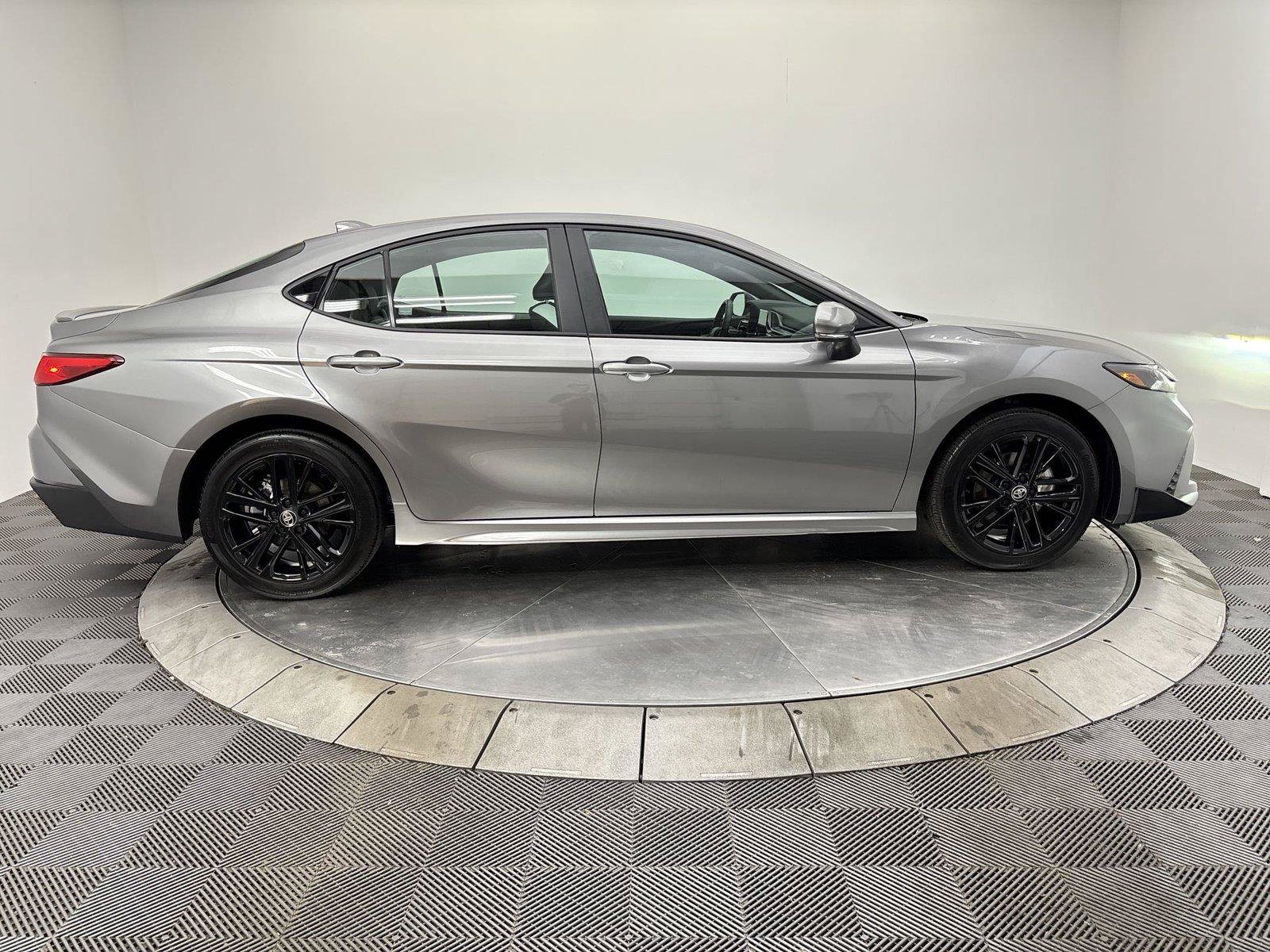 Used 2025 Toyota Camry SE AWD/4WD image 17