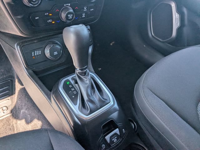 Used 2023 Jeep Renegade Latitude w/ Premium Group AWD/4WD image 21