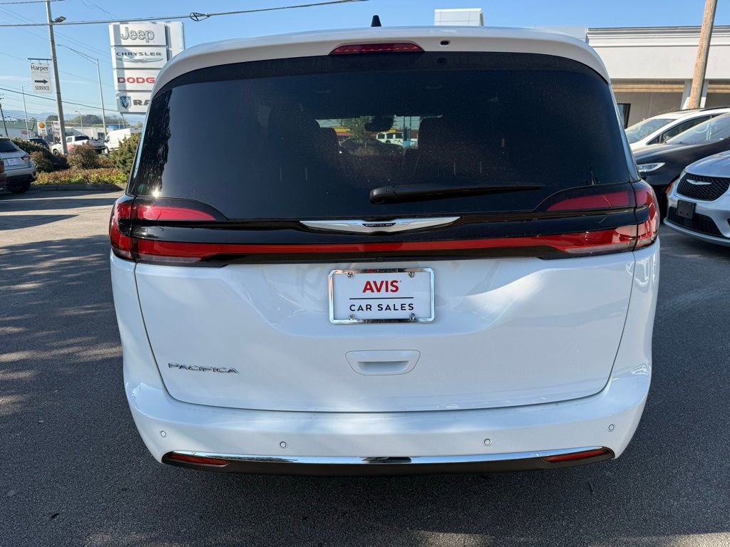 Used 2025 Chrysler Pacifica Select image 4