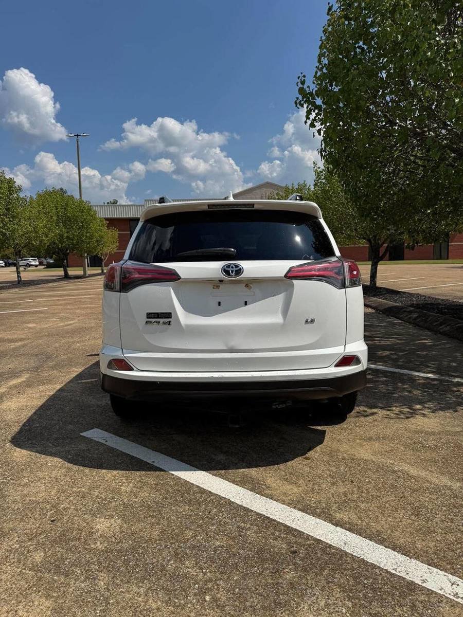 Used 2018 Toyota RAV4 LE FWD image 6