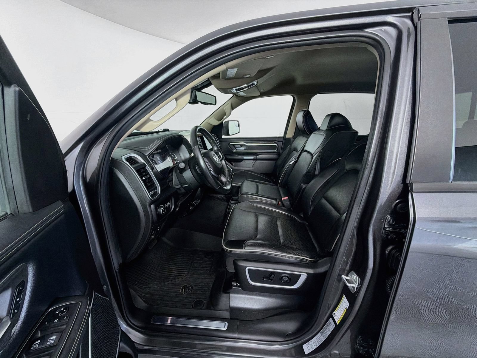 Used 2019 RAM 1500 Laramie AWD/4WD image 21