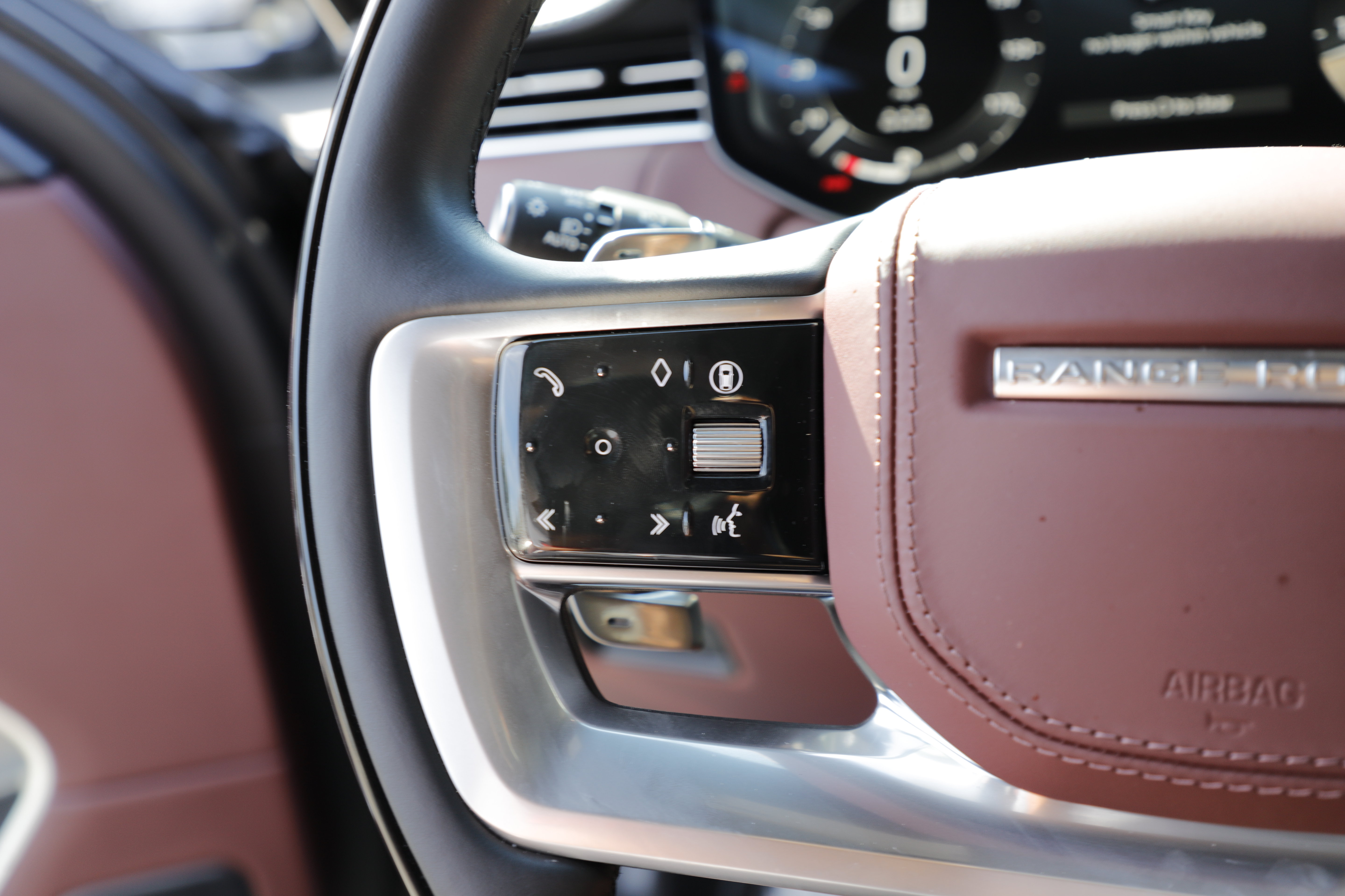Certified 2025 Land Rover Range Rover SE AWD/4WD image 23