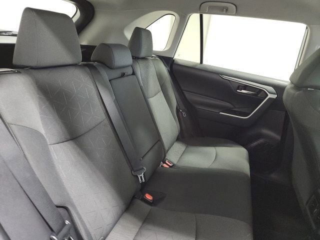 Used 2022 Toyota RAV4 XLE w/ Carpet Mat Package (TMS) image 16