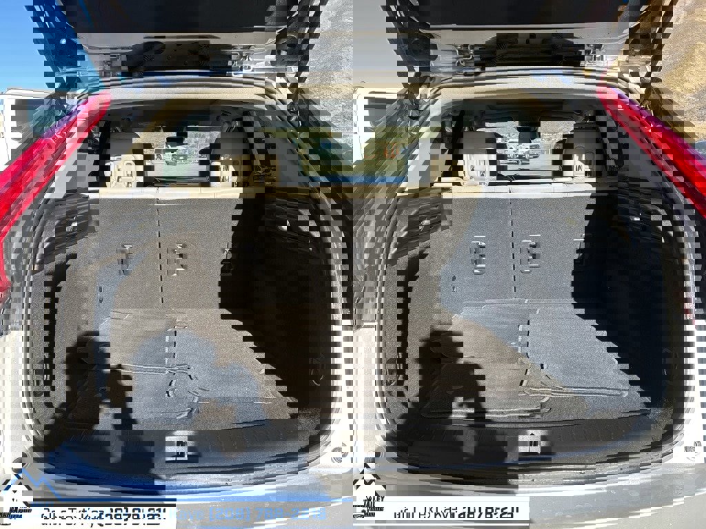 Used 2022 Cadillac XT4 Luxury w/ Cold Weather Package image 10