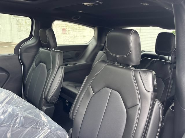 New 2027 Chrysler Pacifica Select w/ Family Tech Group AWD/4WD image 8