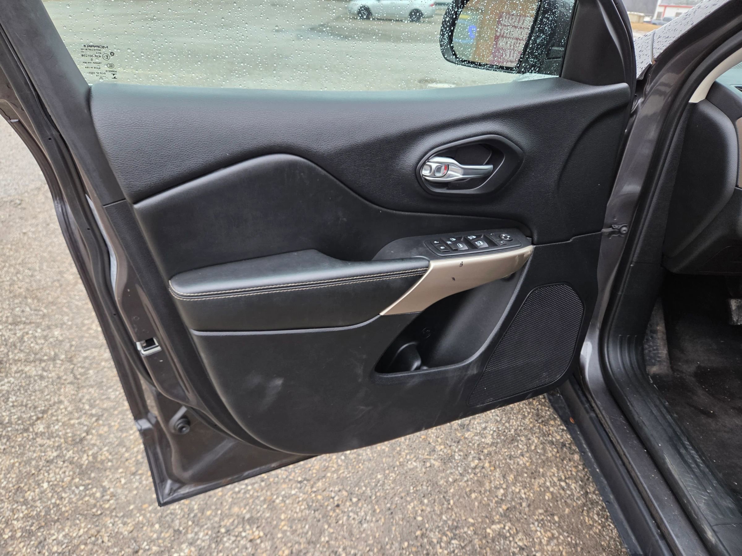 Used 2017 Jeep Cherokee Limited image 12