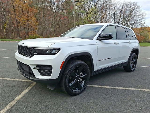 Used 2024 Jeep Grand Cherokee Altitude image 10
