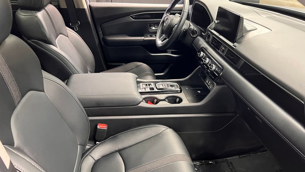 Used 2025 Honda Pilot Touring image 8