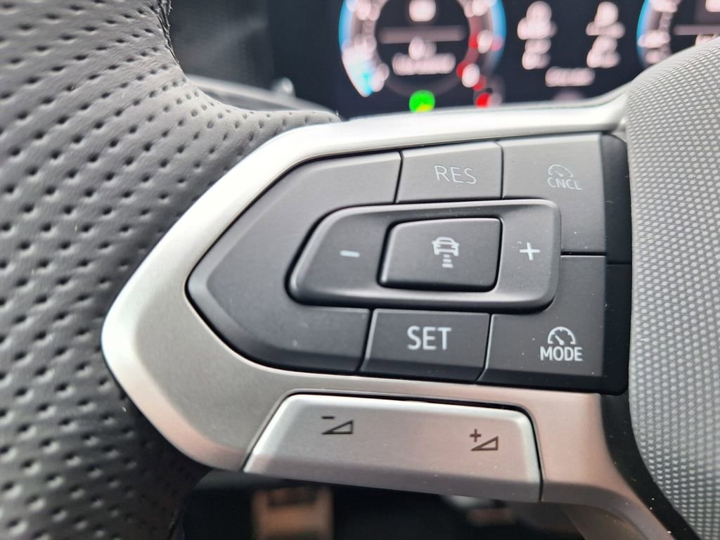 New 2026 Volkswagen Tiguan SE R-Line image 13