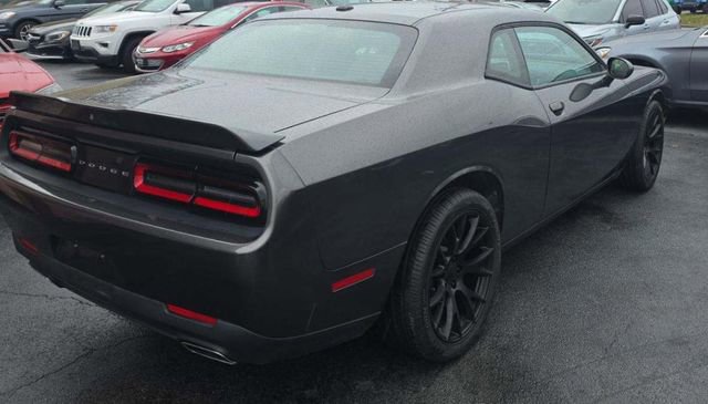 Used 2019 Dodge Challenger SXT image 2