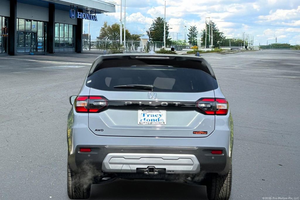 Used 2025 Honda Pilot TrailSport image 5