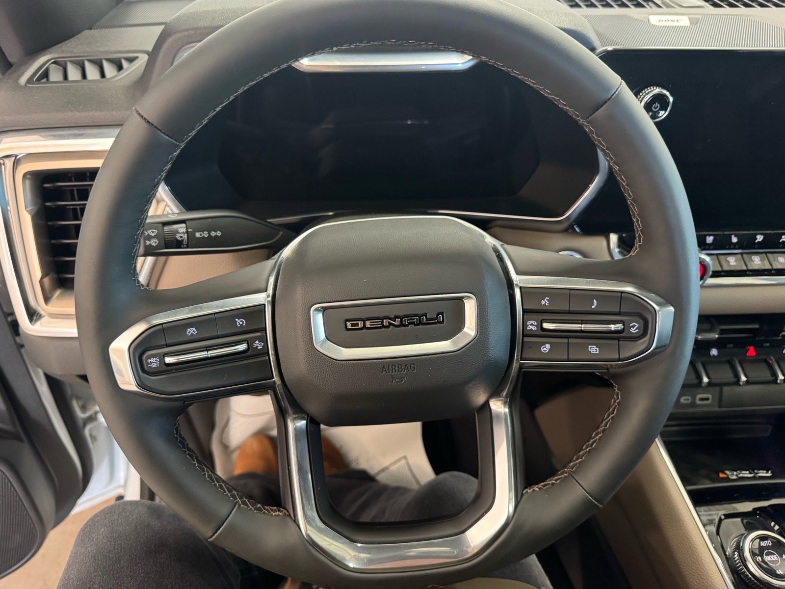 Used 2025 GMC Canyon Denali image 19